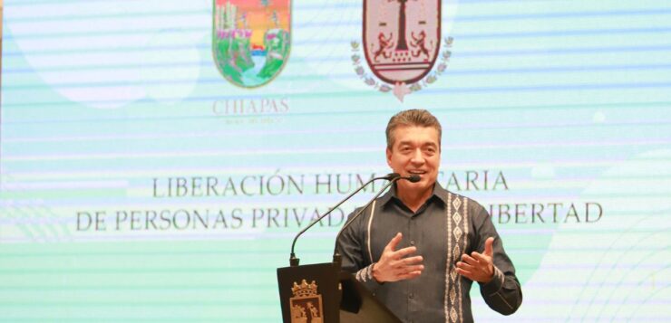 Rutilio Escandón entrega constancias de libertad a 212 presos, en Chiapas