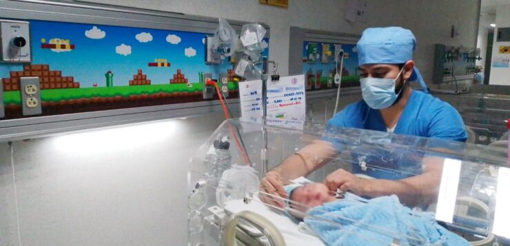 Médicos del Pascacio Gamboa la vuelven a hacer; bebé sobrevive tras cirugía especializada