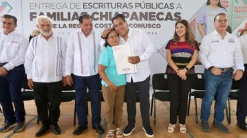 En Huixtla, Eduardo Ramírez entrega escrituras públicas