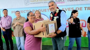 Beneficiamos con más aves de traspatio a mujeres tuxtlecas: Ángel Torres