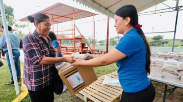 Beneficia Pollotón a más madres solteras de 12 colonias de Tuxtla