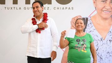 Eduardo Ramírez entrega apoyos a familias de Tuxtla