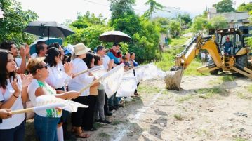 Más de 530 metros de pavimentación en La Condesa inician en Tuxtla: Angel Torres
