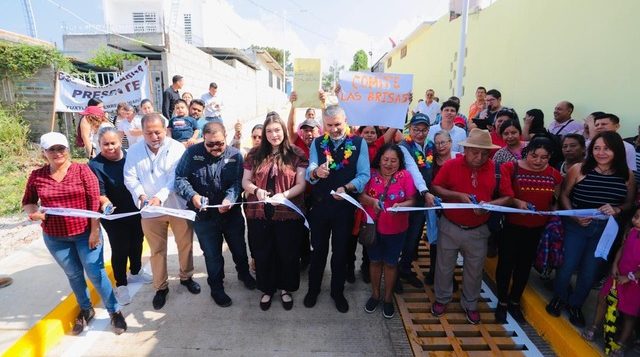 Angel Torres inaugura pavimentación en Satélite Loma Larga