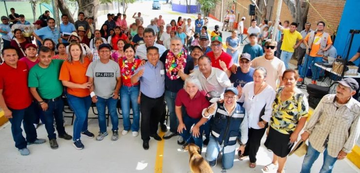 Inaugura Angel Torres una calle más en la colonia Democrática