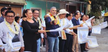 Angel Torres pavimentando una calle más en San José Terán