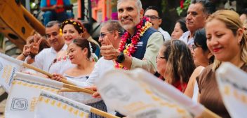 Angel Torres inicia una calle más en la colonia Albania Baja