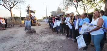 Angel Torres da banderazo a pavimentación en la colonia 20 de Diciembre